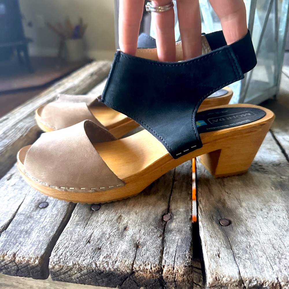 Moheda black and tan leather sandals with block heel. Size 38/7.5